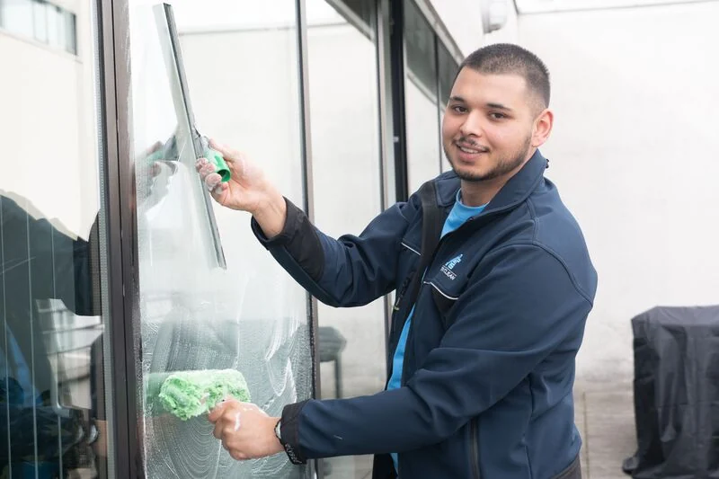 Fenster streifenfrei putzen 2026: So geht es richtig – Reinigungsfirma Aktiv Clean Innviertel